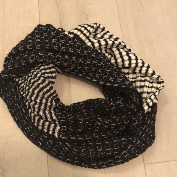 🔥 3/$18🔥 EUC Infinity Scarf - Picture 1 of 3